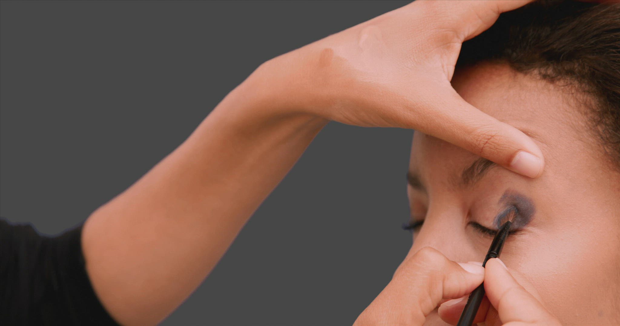 124138591 / People / Make-up Stylist / Multi-Ethnic People