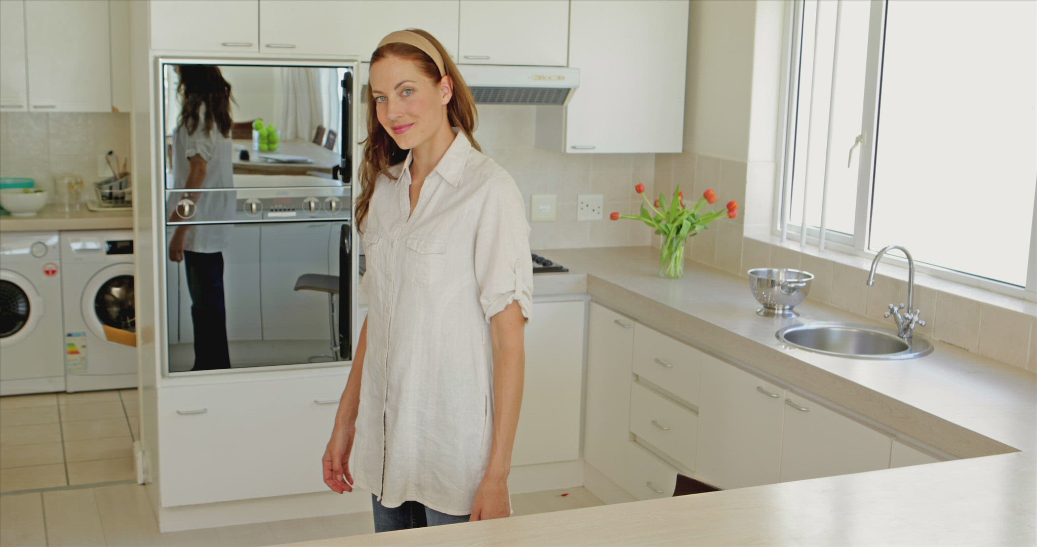 271575246 / Woman / Kitchen
