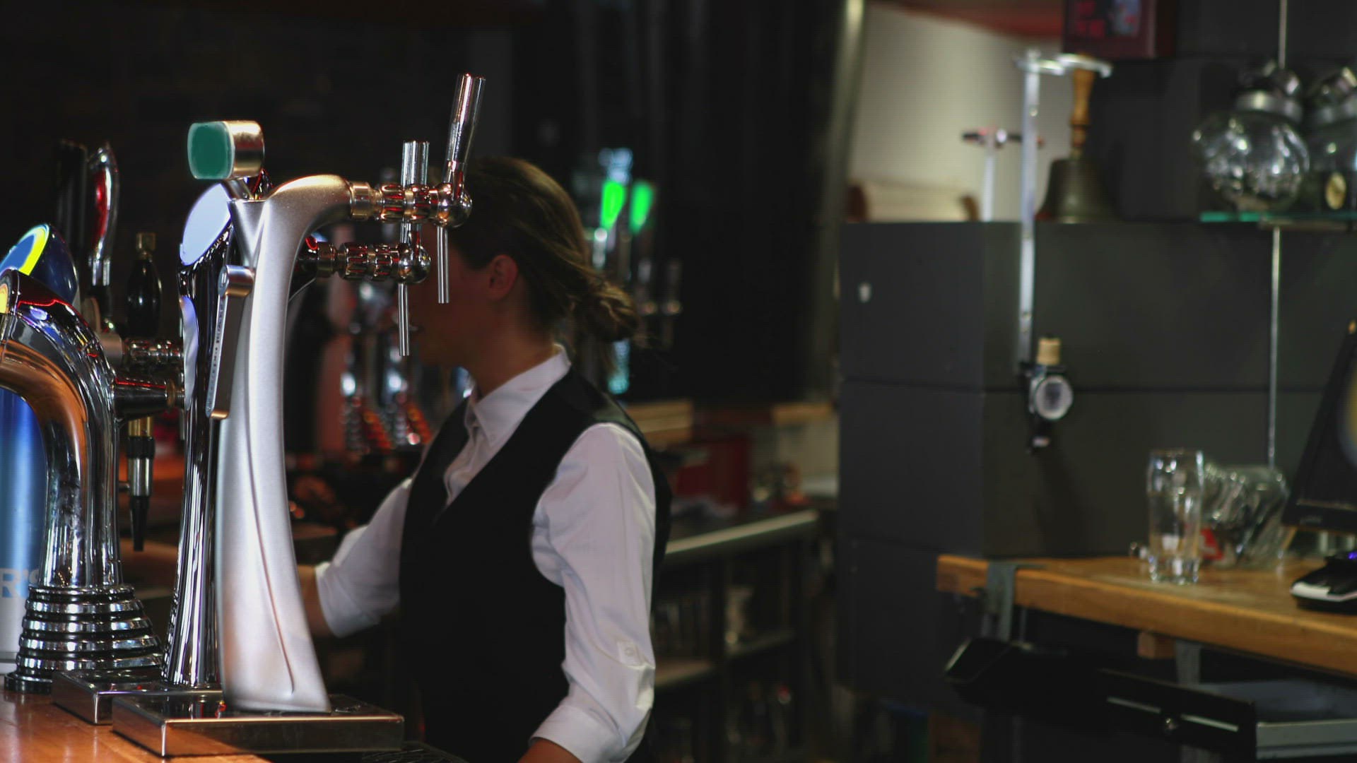 393920870 / Girl / Service Occupation / Barman