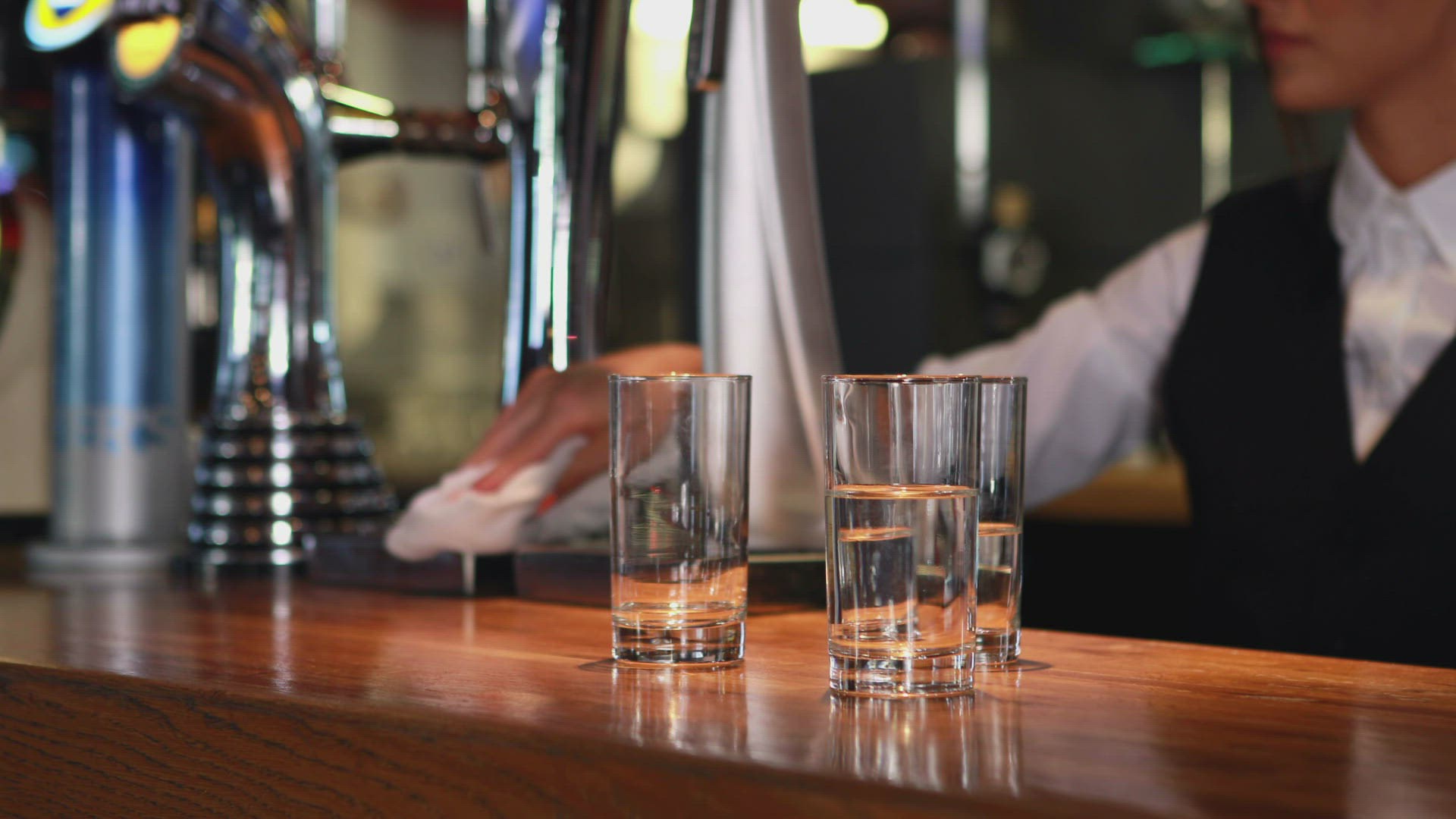 208253592 / Girl / Service Occupation / Barman