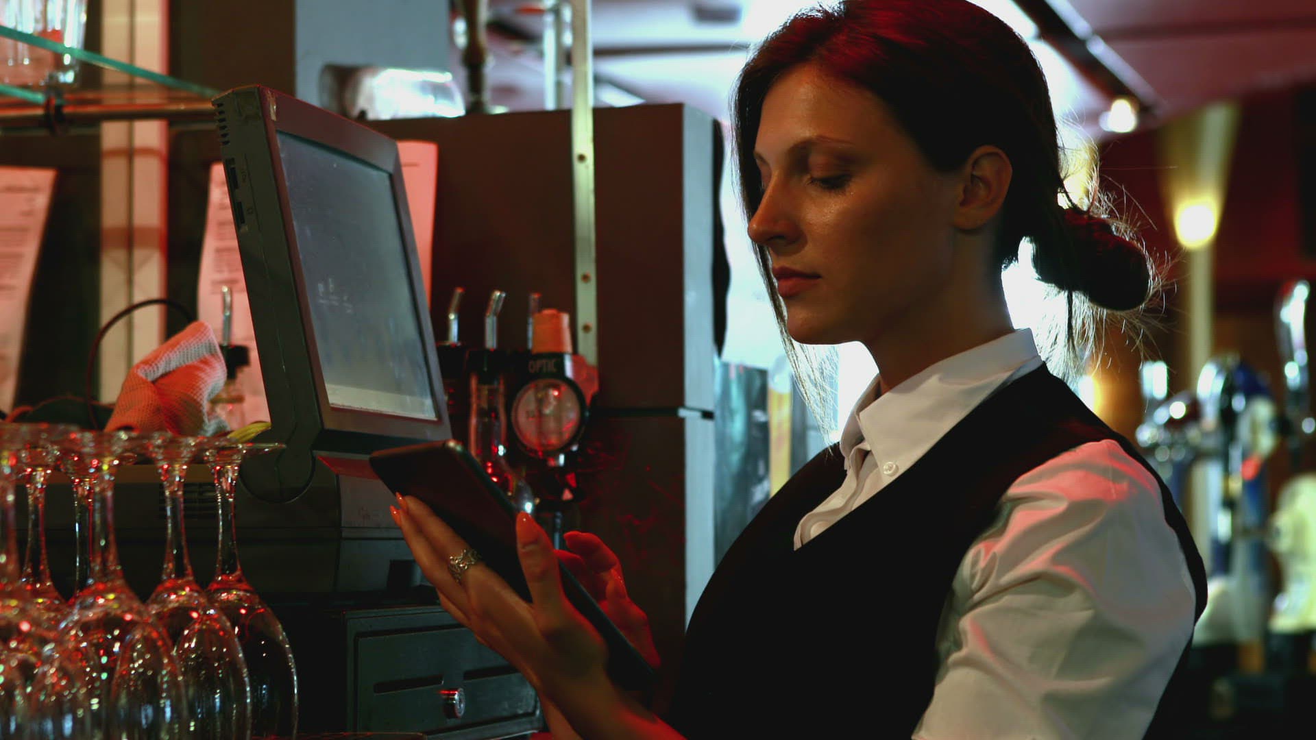 865827767 / Girl / Service Occupation / Barman