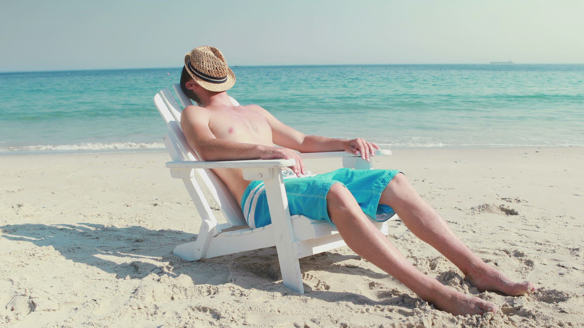 914346462 / People / Sitting / Coast