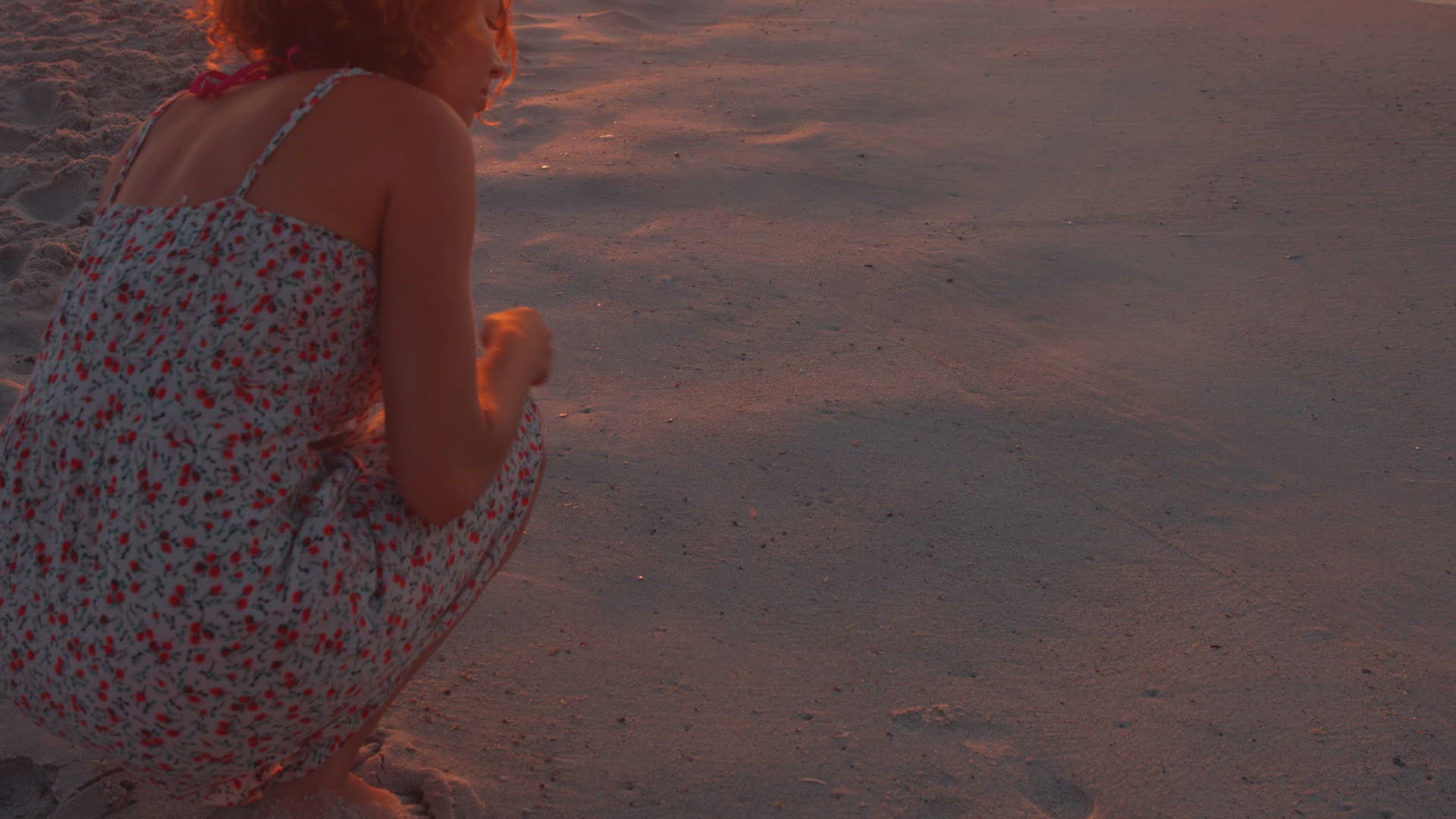 971921312 / People / Drawing / Beach