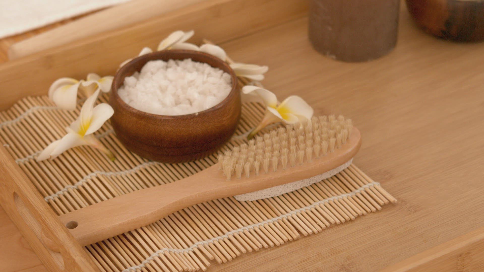 781583785 / People / Massage / Hot Stone Massage