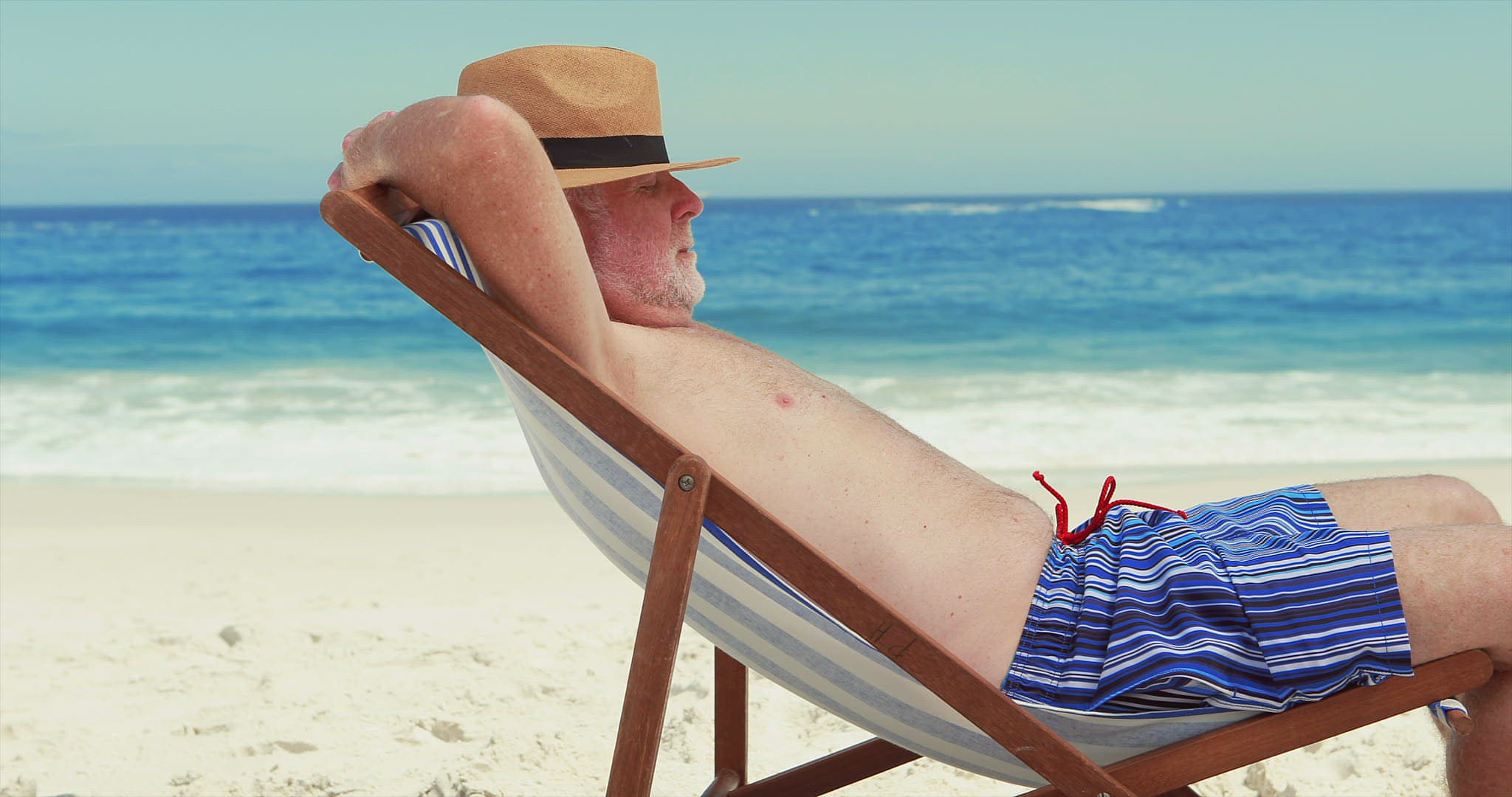 411940329 / Seniors / Sitting / Coast