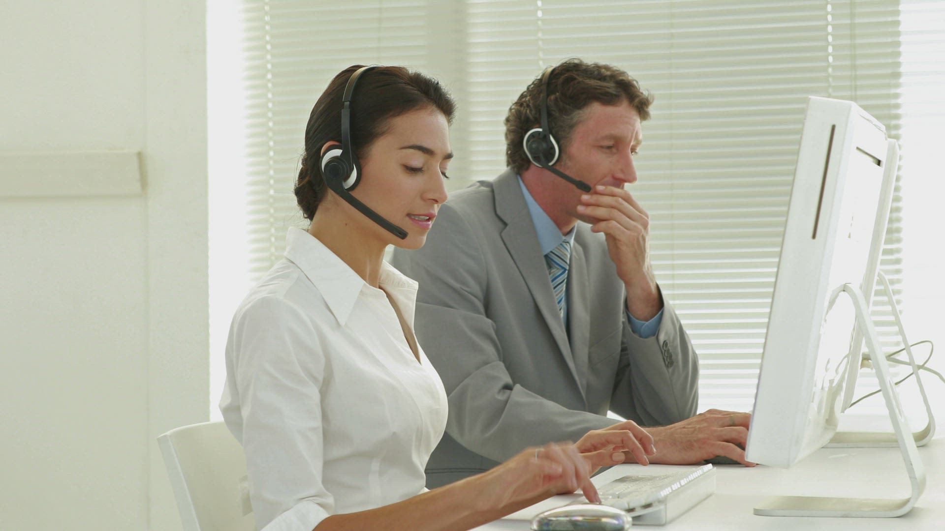 705927190 / People / Telephone Operator / Customer Consultant