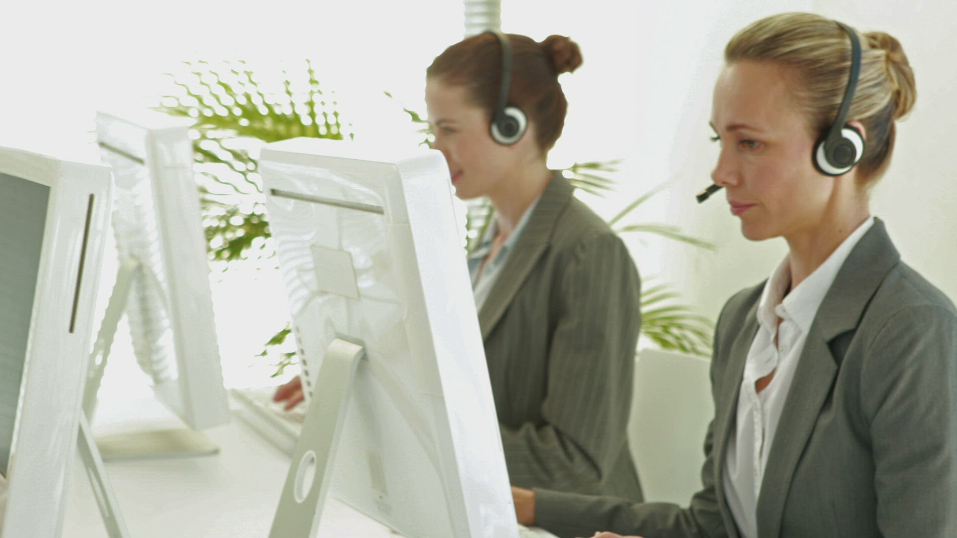 143358243 / People / Telephone Operator / Customer Consultant