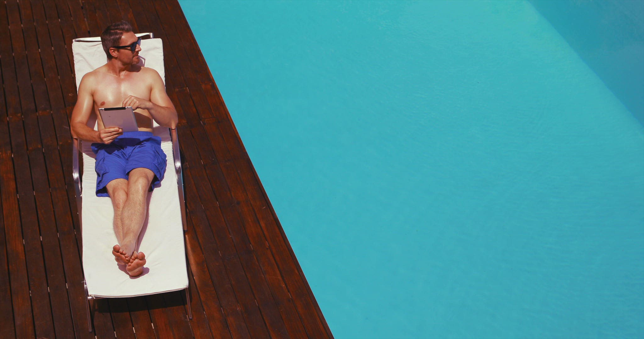 100346983 / People / Sunbathing / Tanning