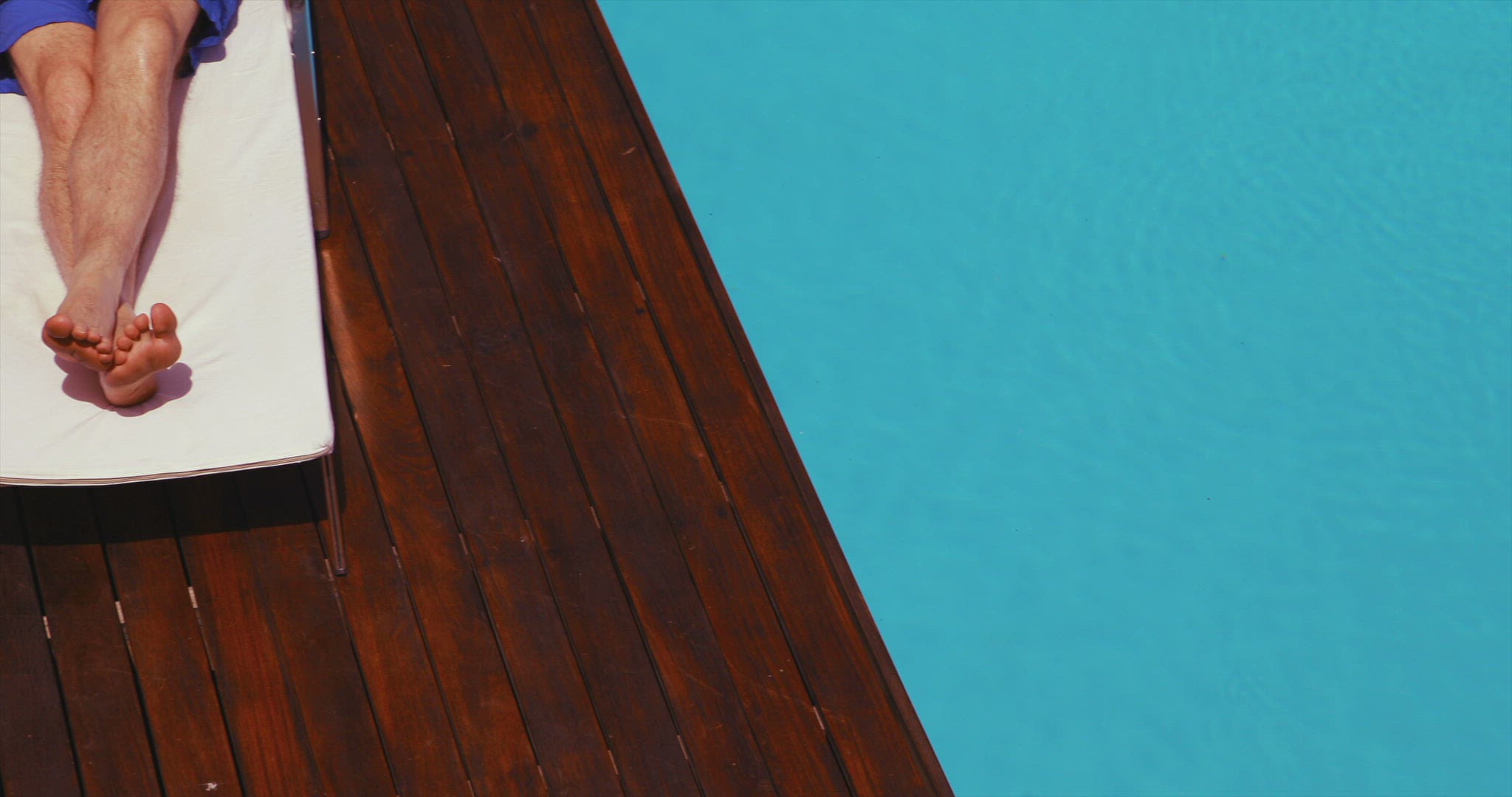 248443031 / People / Sunbathing / Tanning