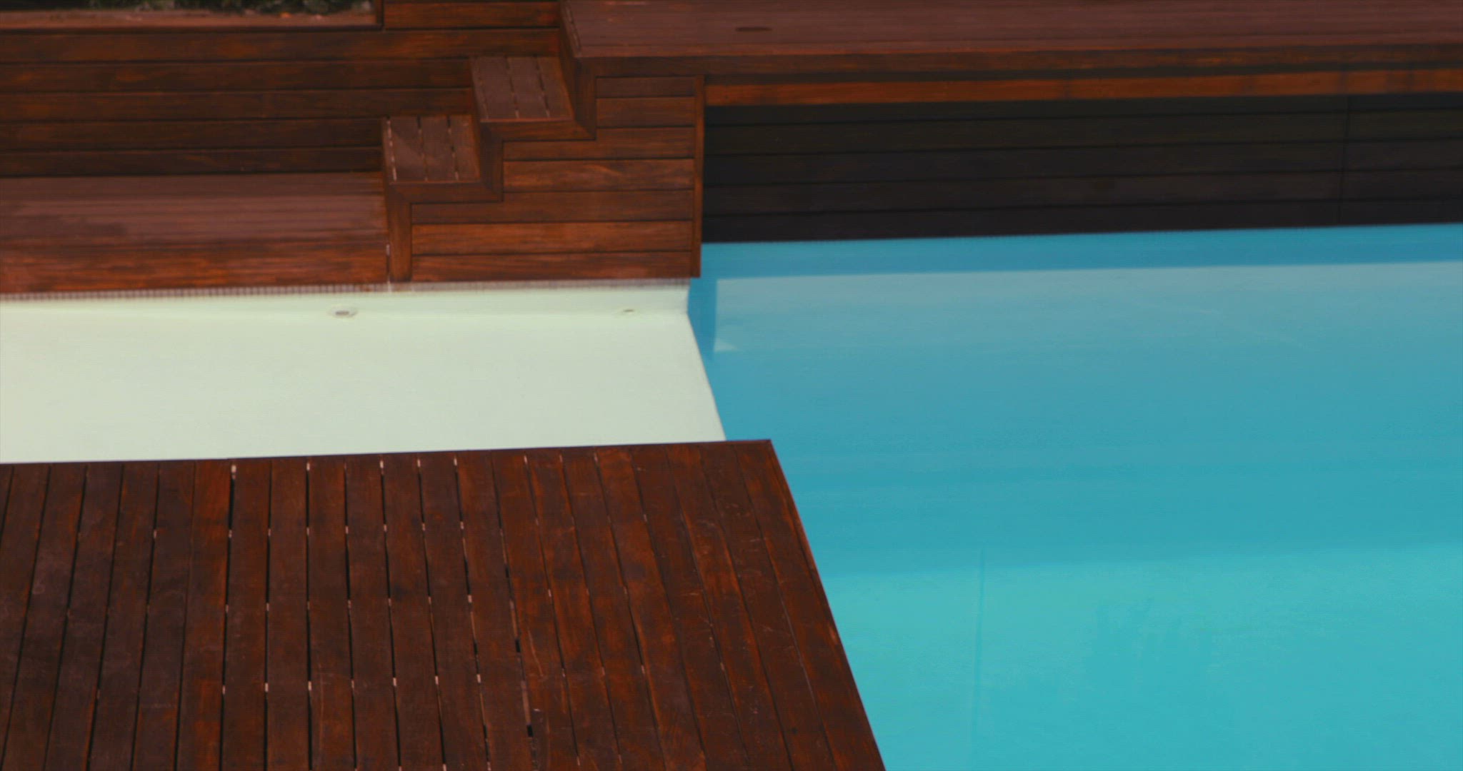 783535976 / People / Sunbathing / Tanning