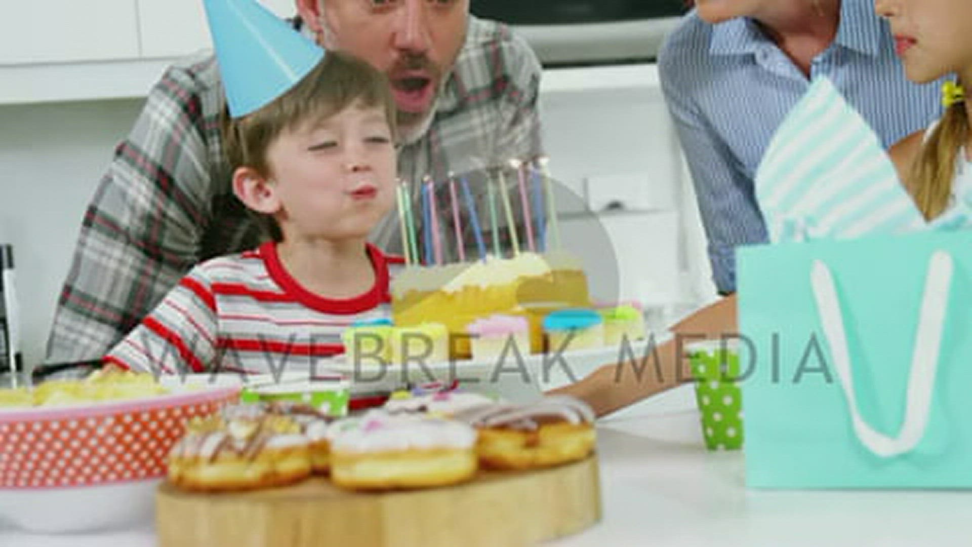 197983909 / Blowing / Clapping / Birthday Cake
