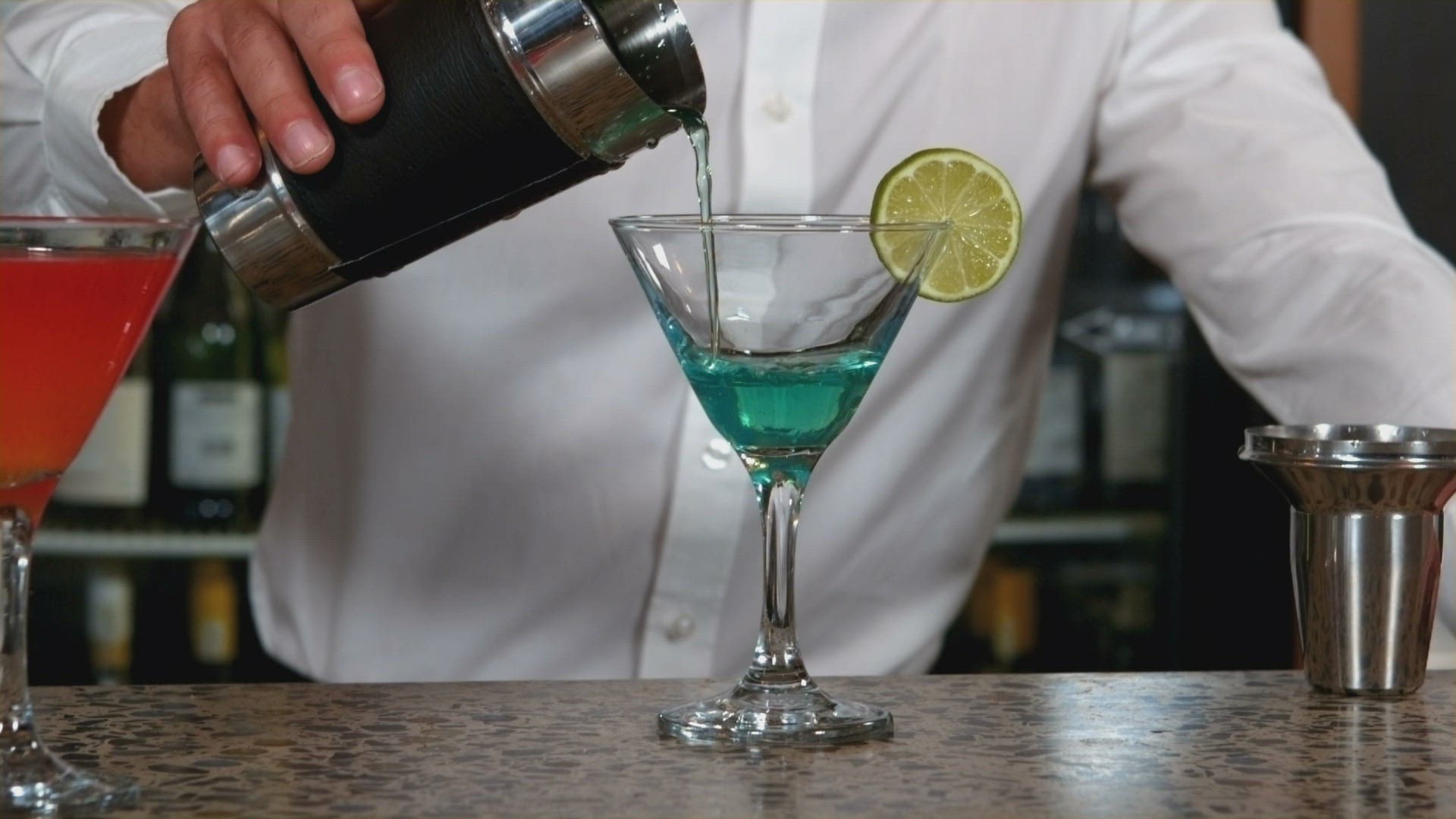 756272220 / People / Service Occupation / Barman
