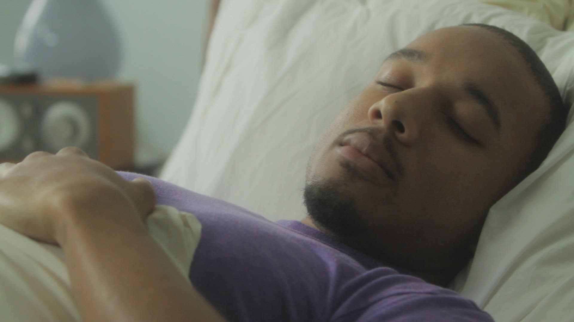 142082340 / People / Bed / Morning