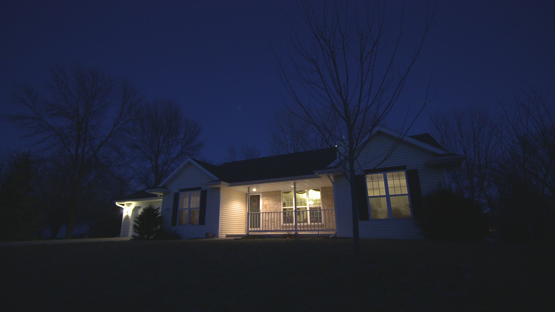 637345233 / One Family House / Illuminated / USA