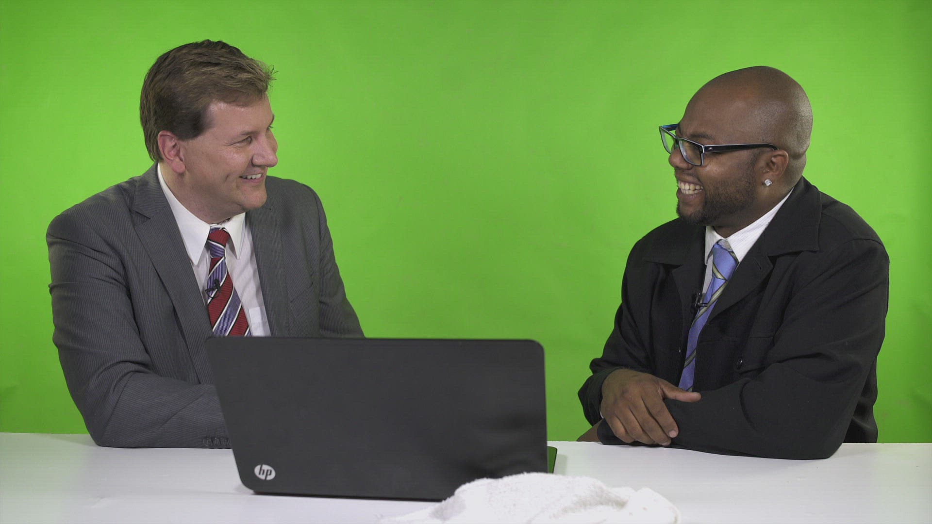 943415765 / Sports Journalist / Conversing / Chroma Key