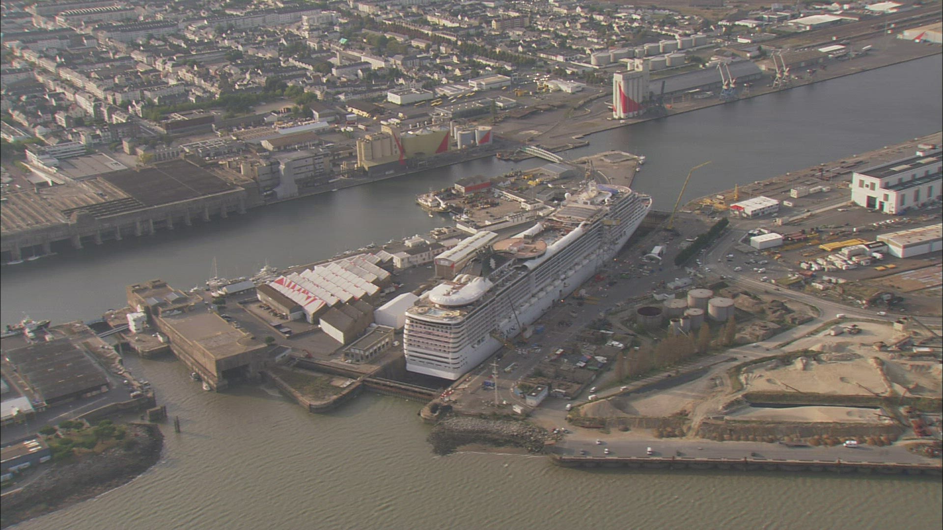 220211264 / Harbor / Pays-de-la-Loire / France / Aerial