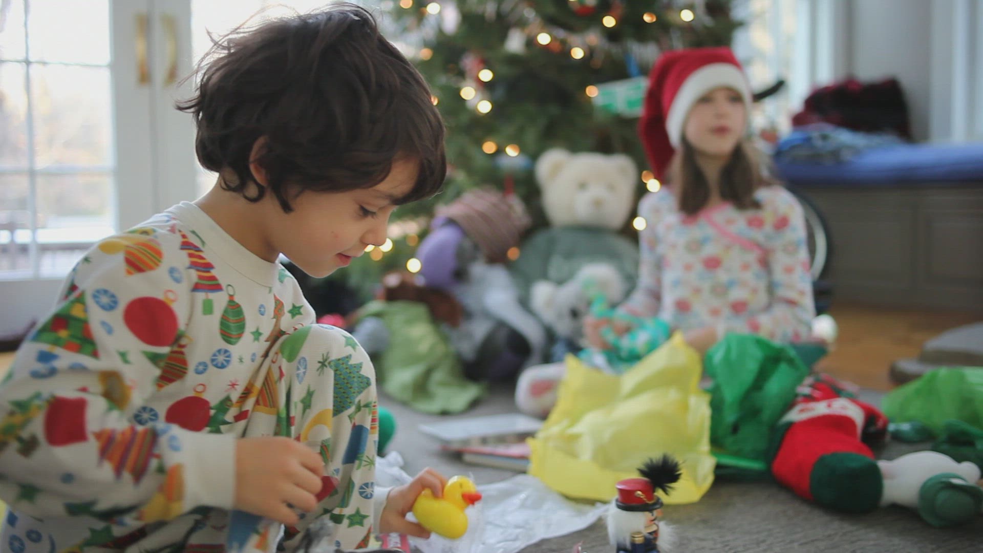 833998500 / Siblings / Gift Giving / Christmas