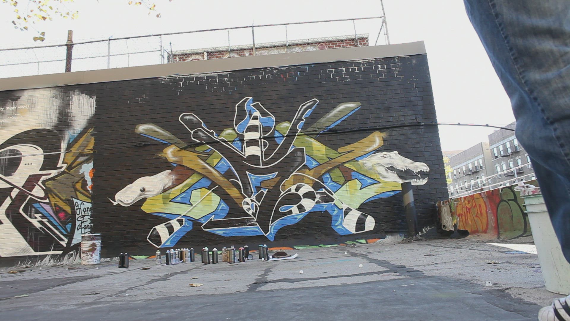 126586889 / Graffiti / Sprayer / USA