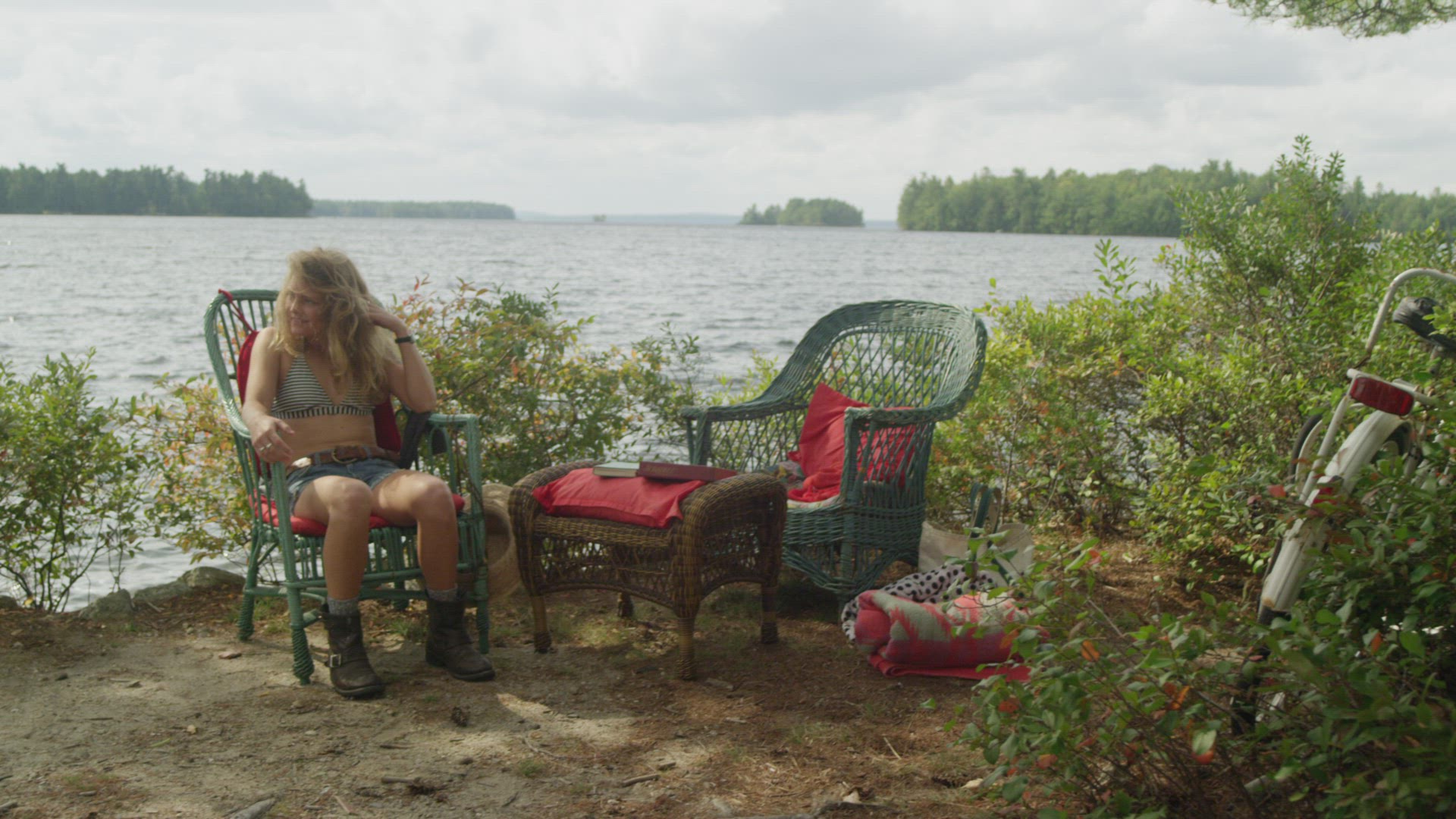186125540 / Young Adult / Couple / Lake