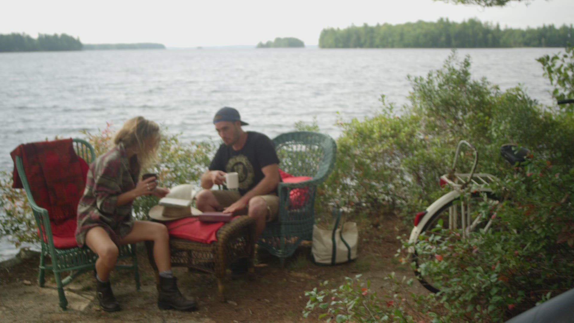 812539677 / Young Adult / Couple / Lake