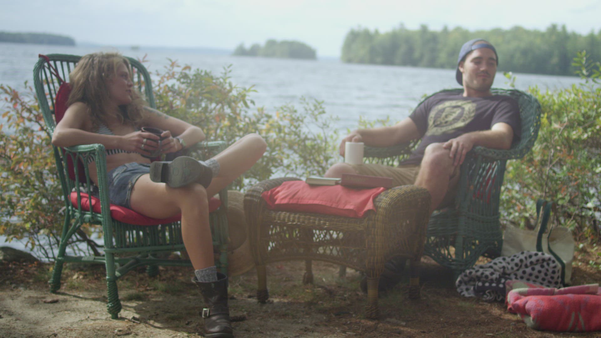 830077696 / Young Adult / Couple / Lake
