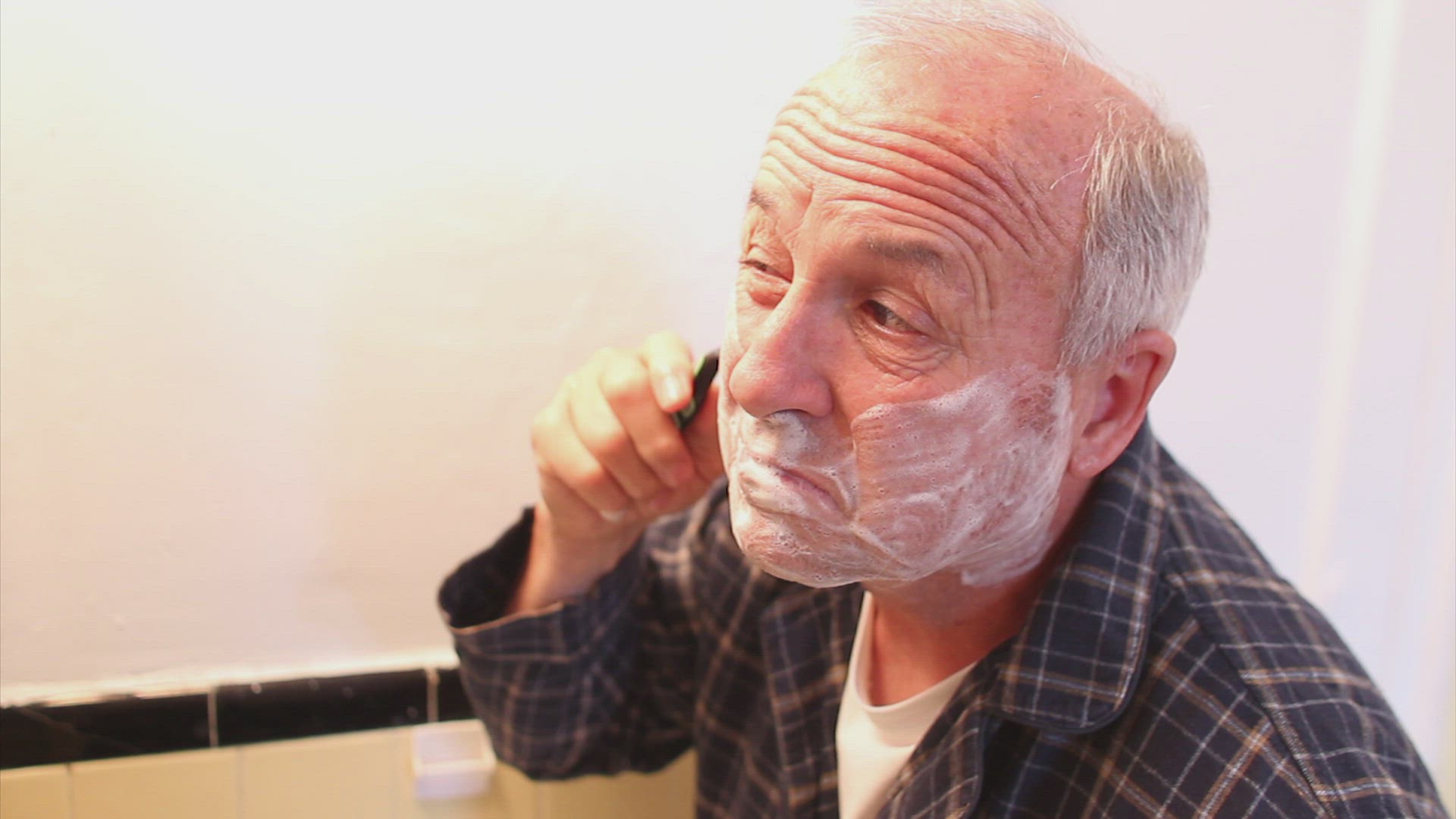 344284367 / Man / Seniors / Shaving / Bathroom