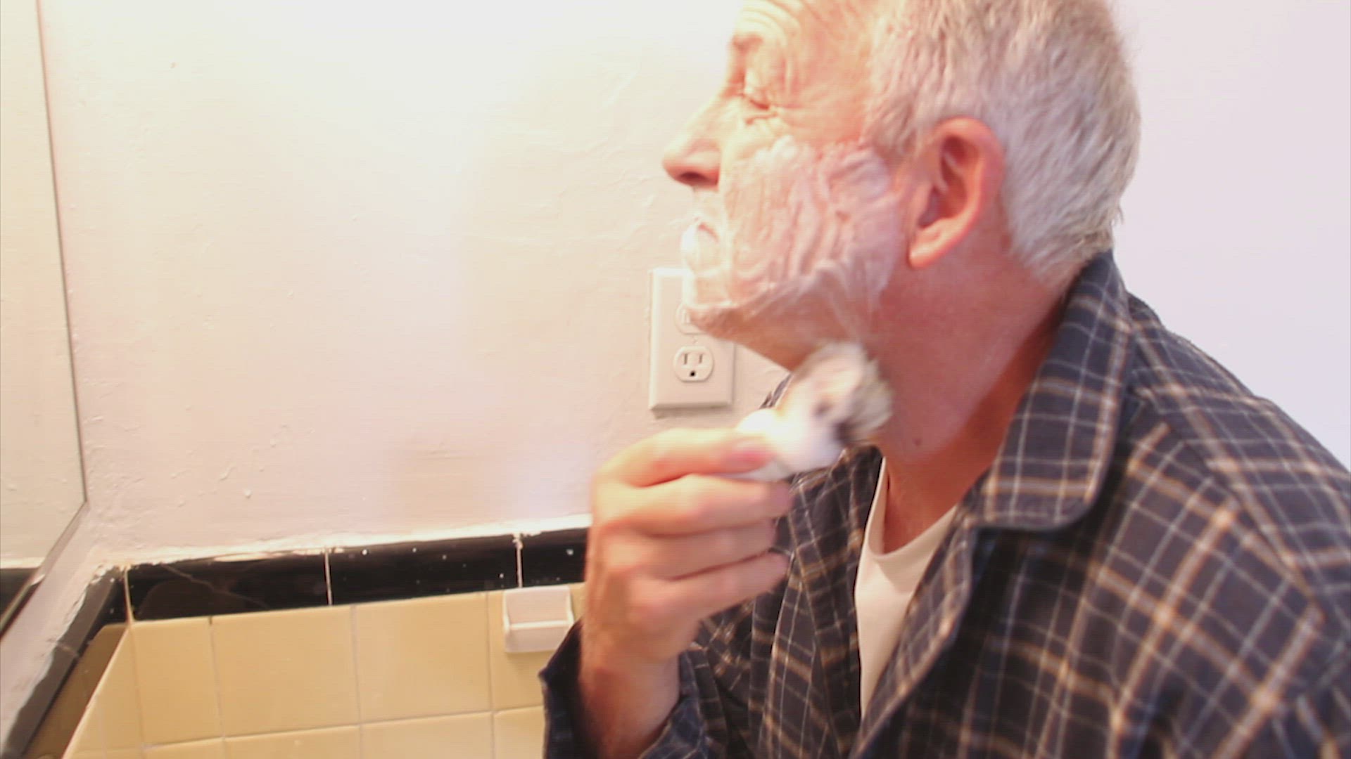 405043924 / Man / Seniors / Shaving / Bathroom