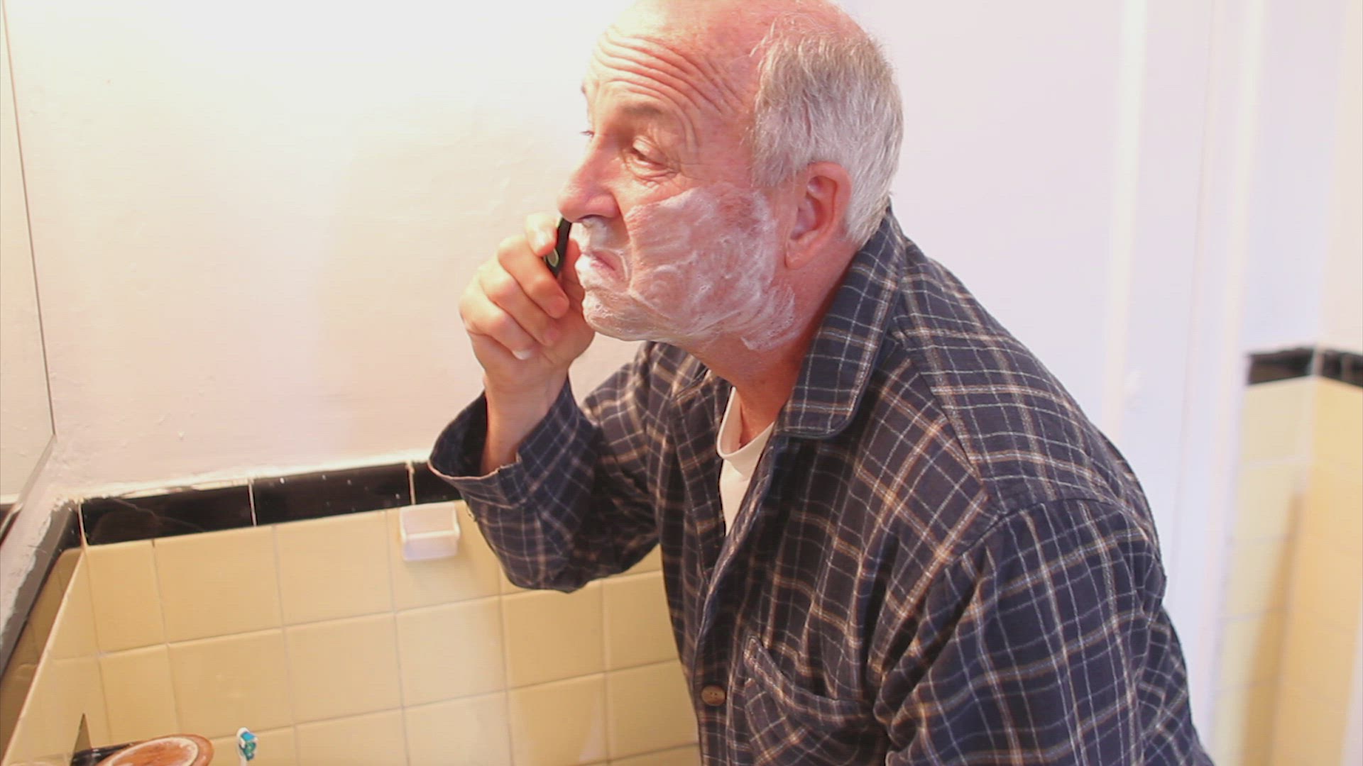 238613381 / Man / Seniors / Shaving / Bathroom