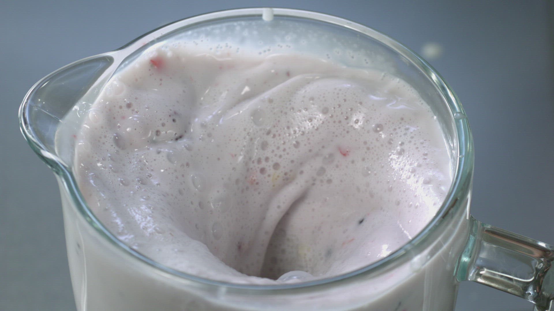 265225436 / Milk Shake / Preparing / High Speed