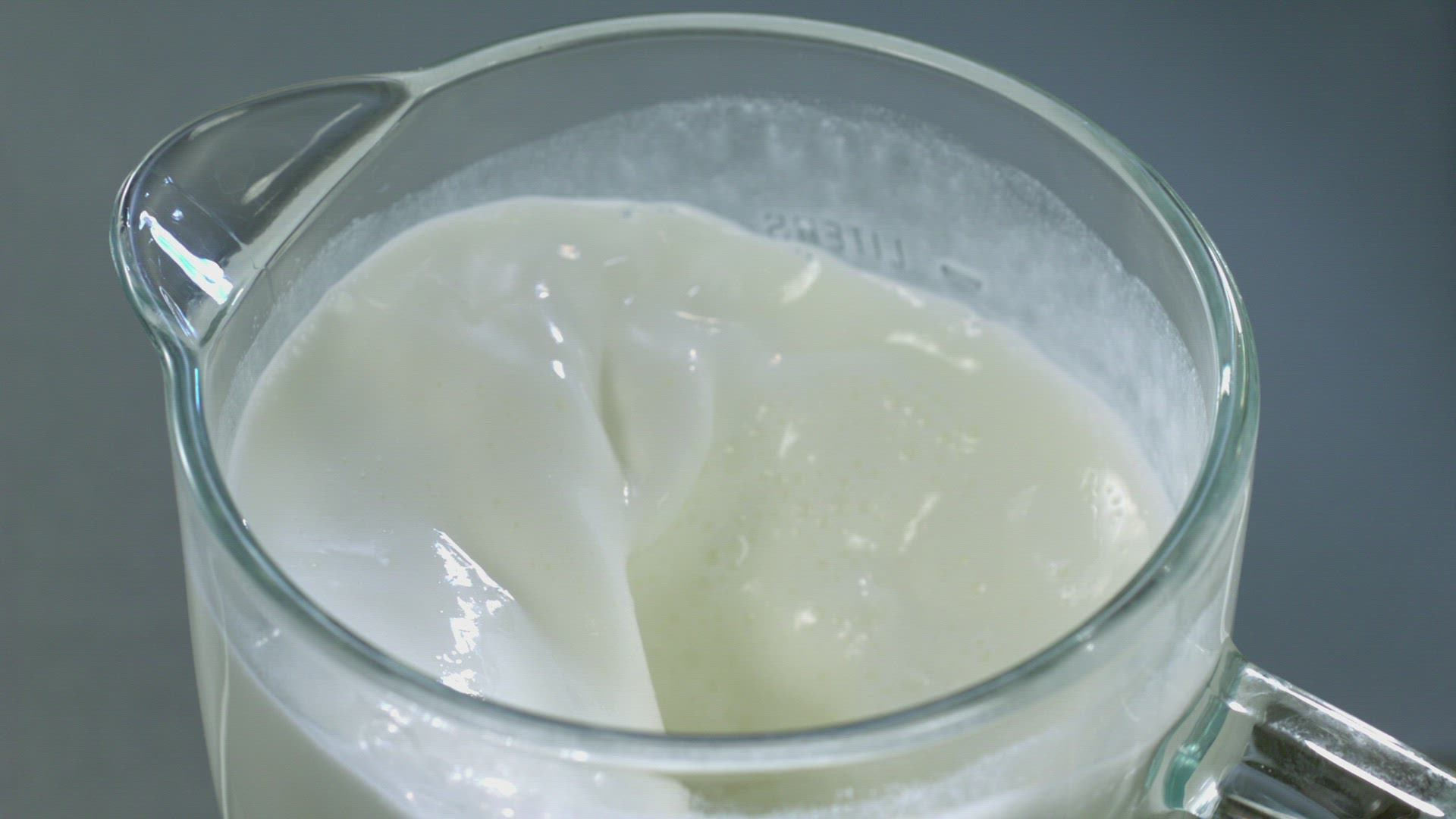 736242987 / Milk Shake / Preparing / High Speed