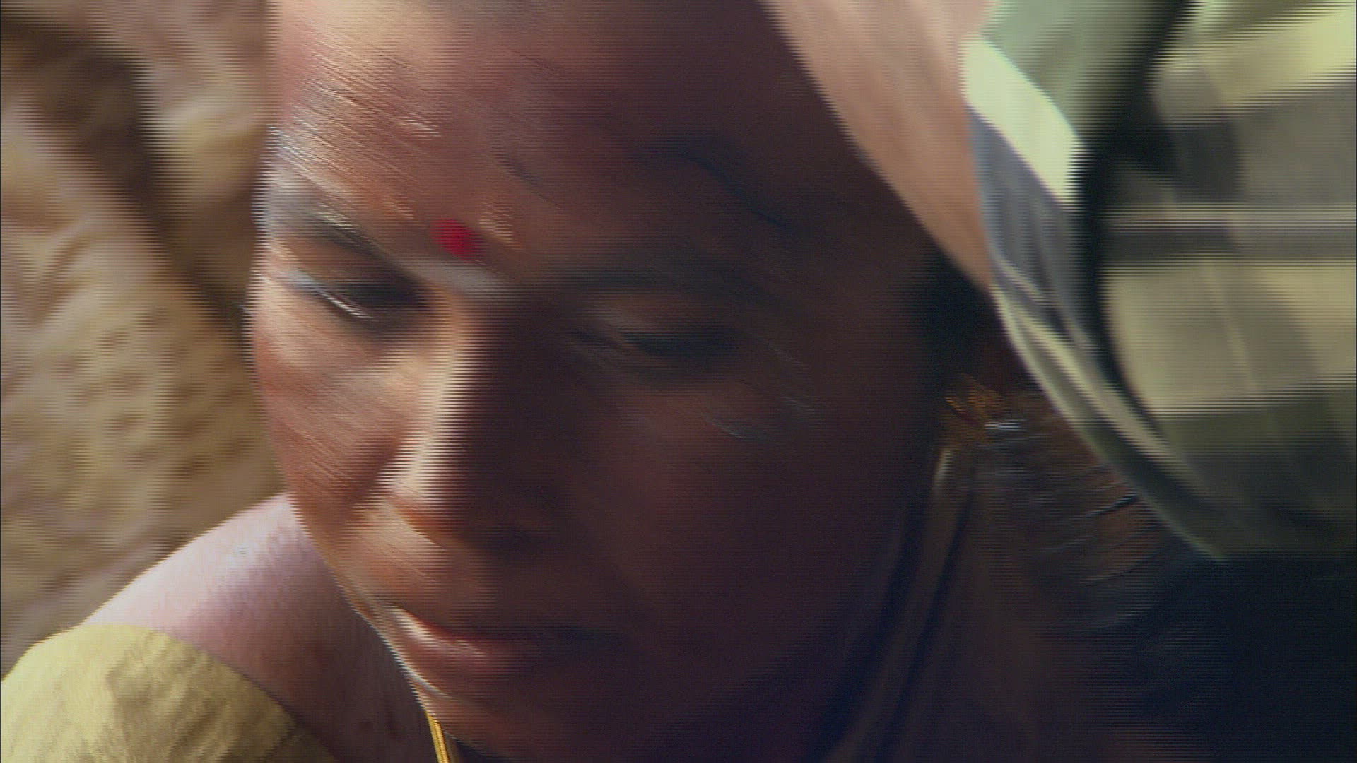 770282004 / Woman / Hairdesser / India