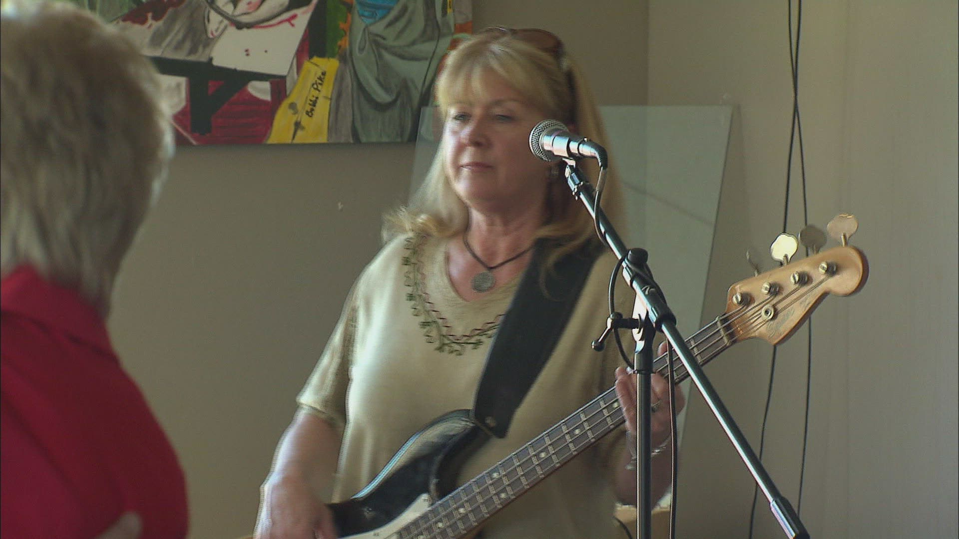 615815414 / Woman / Guitar / Making Music