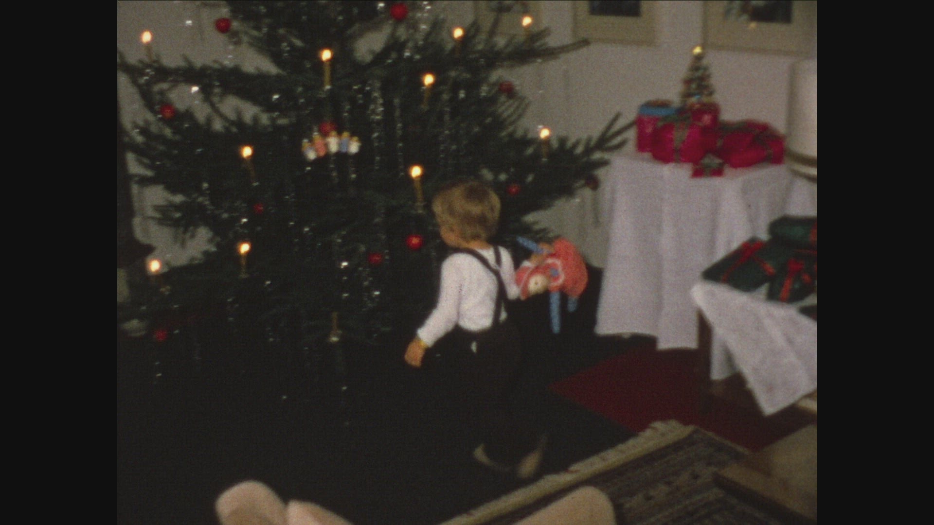 509256308 / Christmas / Gift Giving / Home Movies / 1970 - 1975