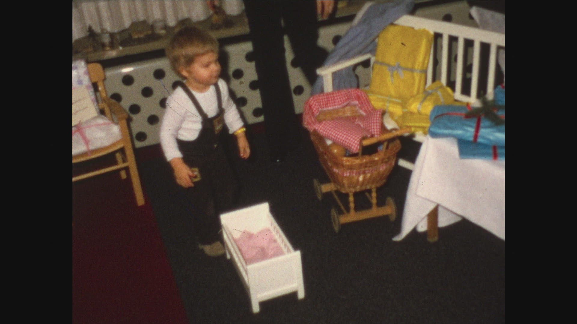 338604161 / Gift Giving / Christmas / Home Movies / 1970 - 1975