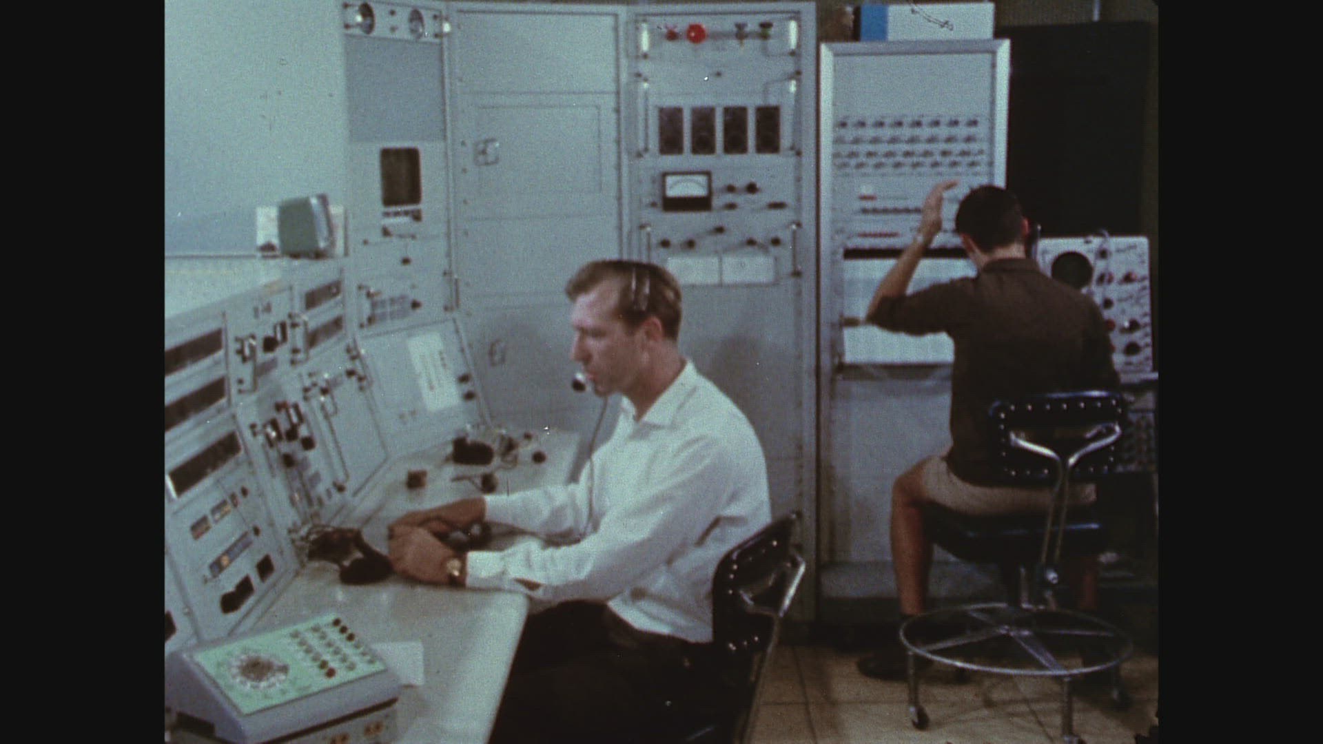 111028537 / Apollo 7 / Mission Control Center / 1968