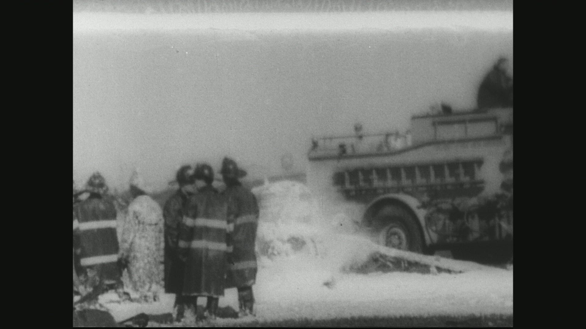 733111090 / Aeroplane / Road Accident / LaGuardia Airport / New York State / 1960