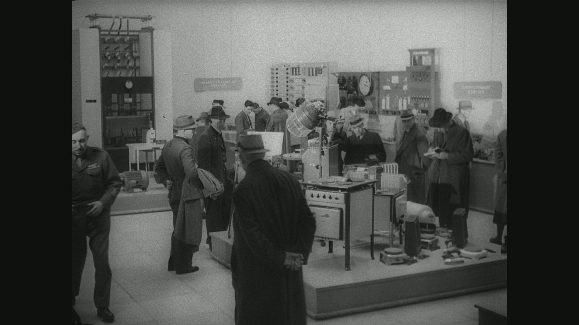 274582677 / Exhibition Viewing / Munich / Germany / 1946