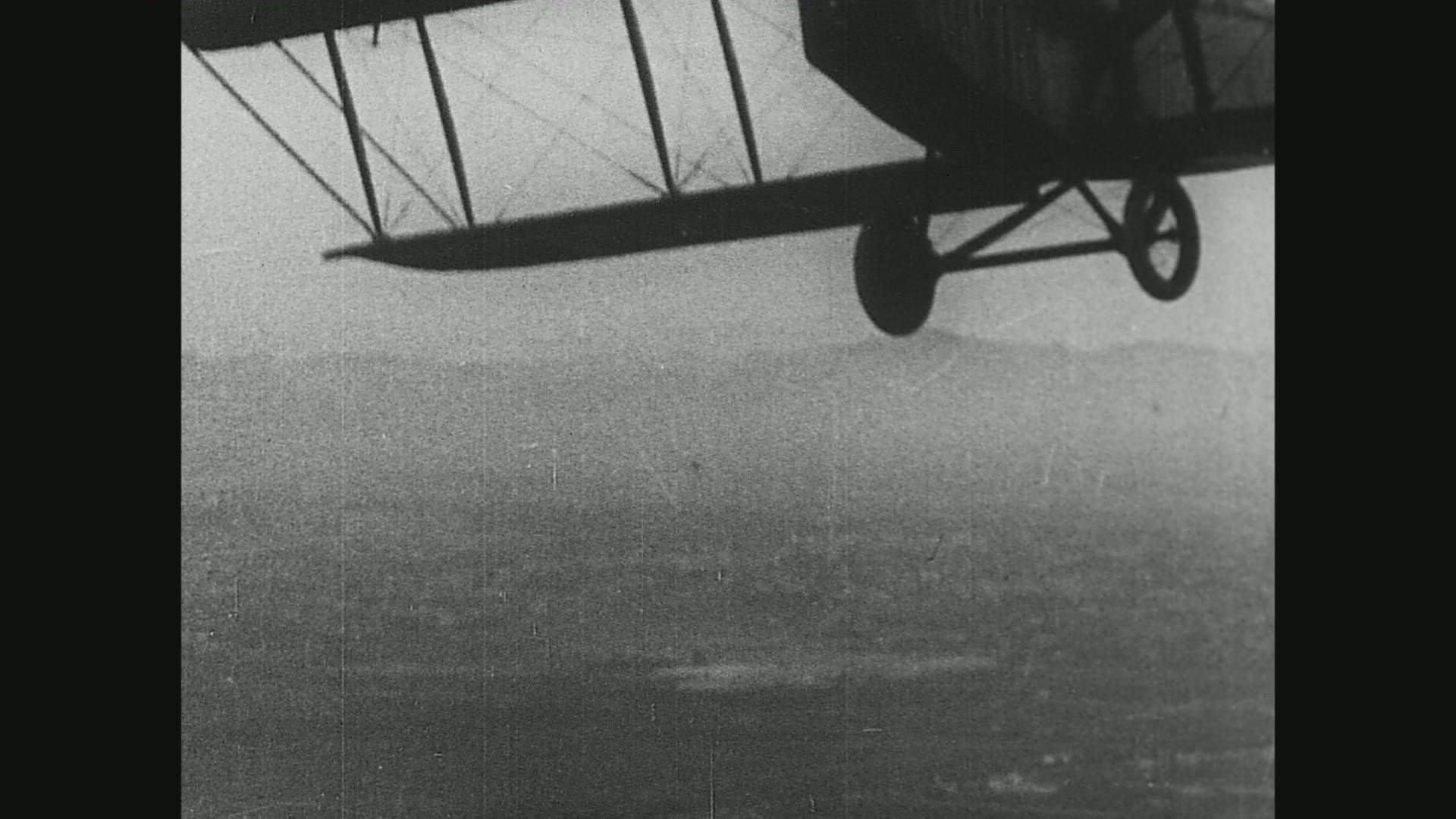 901162570 / Gladys Ingalls / Repairing / Aeroplane / USA / 1930 - 1940