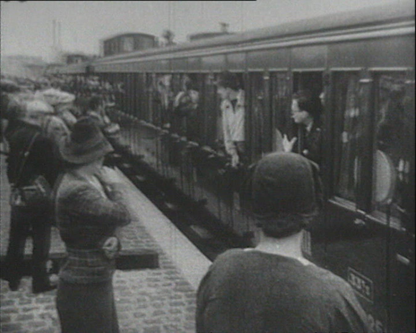839763971 / Soldier / Saying Goodbye / Europe / 1930 - 1939