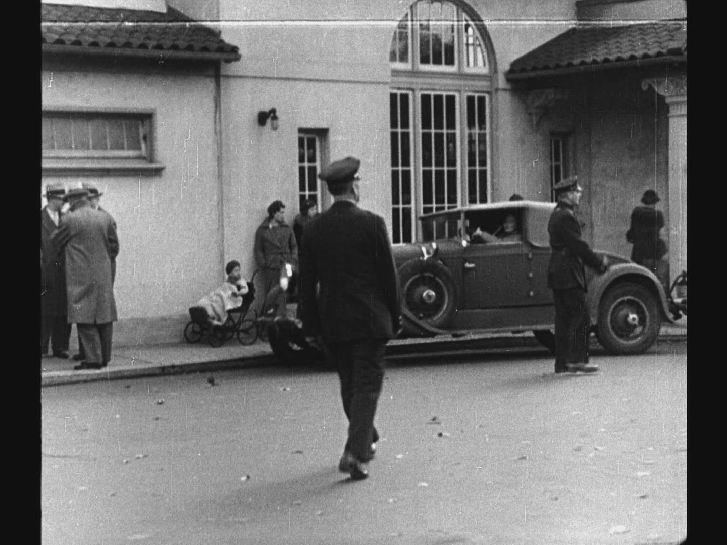 204439581 / Saying Goodbye / Railway Station / USA / 1933