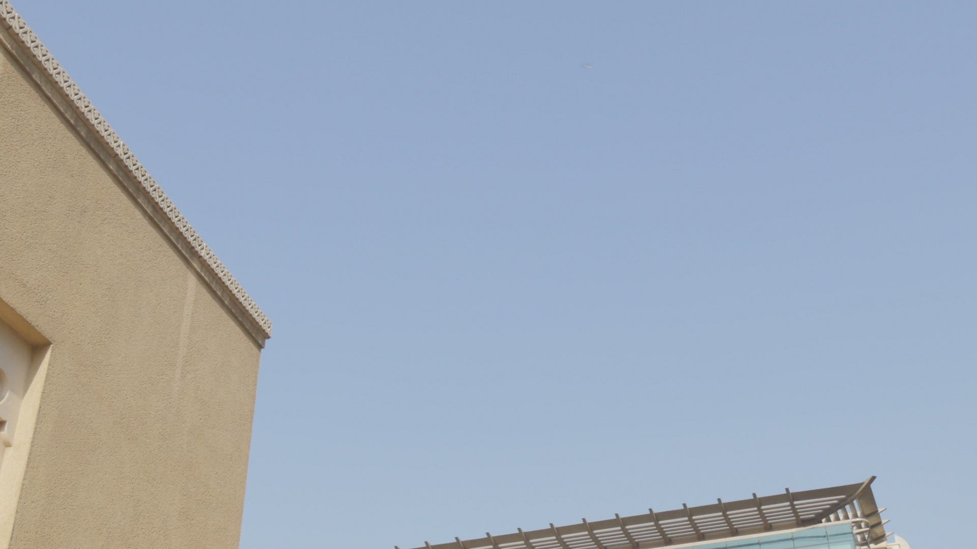 783840976 / Looking Up / Walking / Bur Dubai