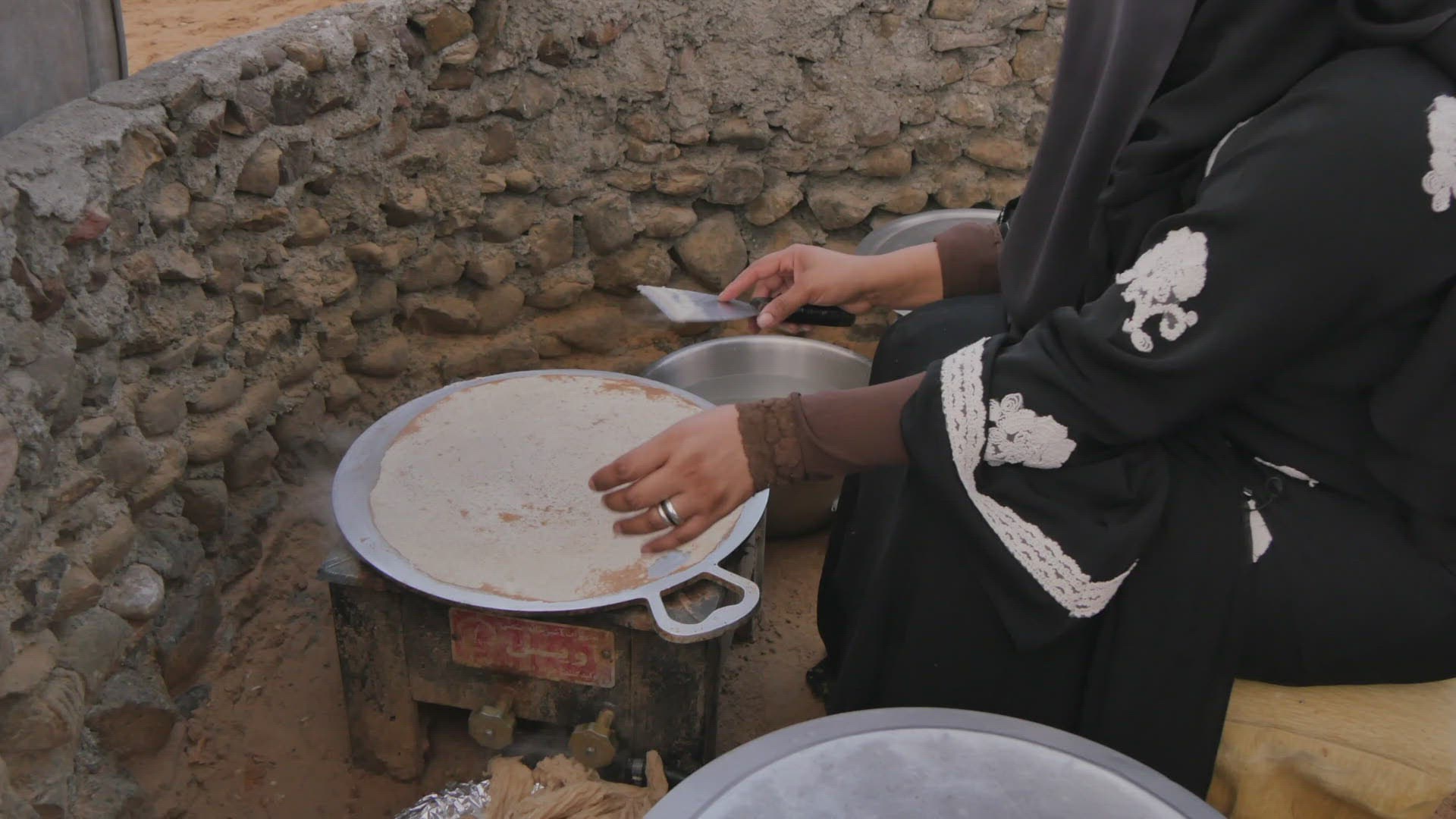 128401590 / People / Cooking / Dubai