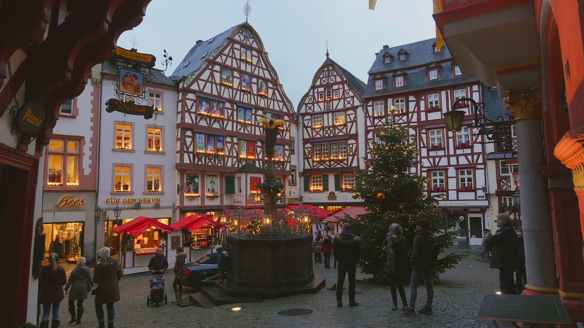 998341955 / People / Christmas Tree / Bernkastel-Kues