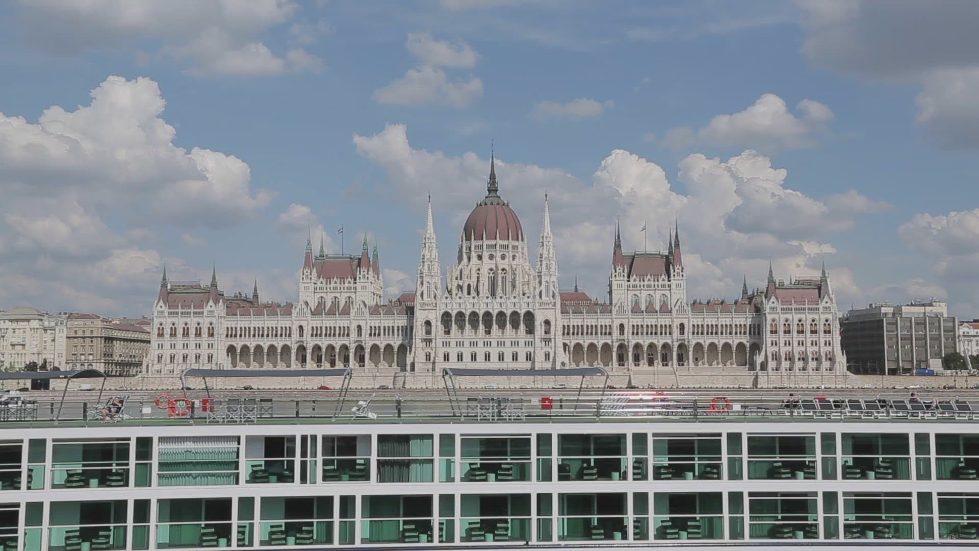 359825674 / Government / Parliament / Budapest