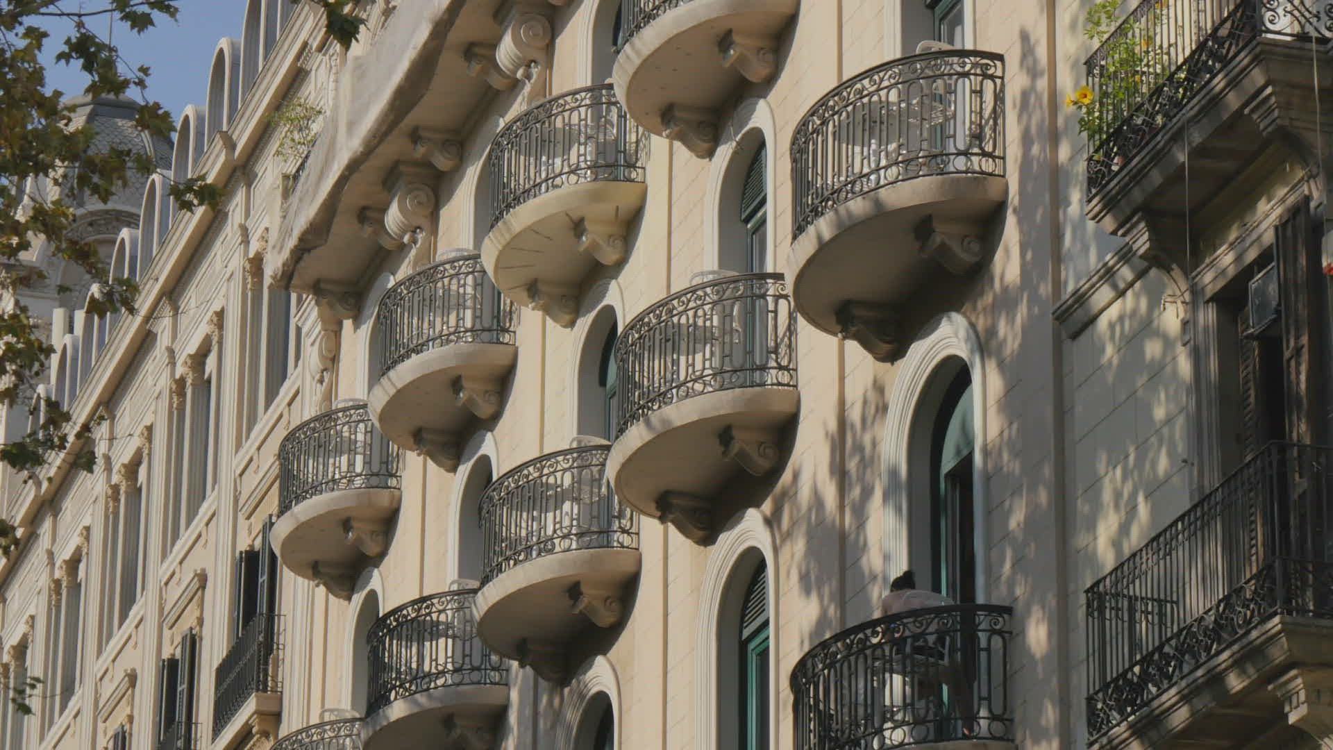 319536429 / People / Walking / Barcelona