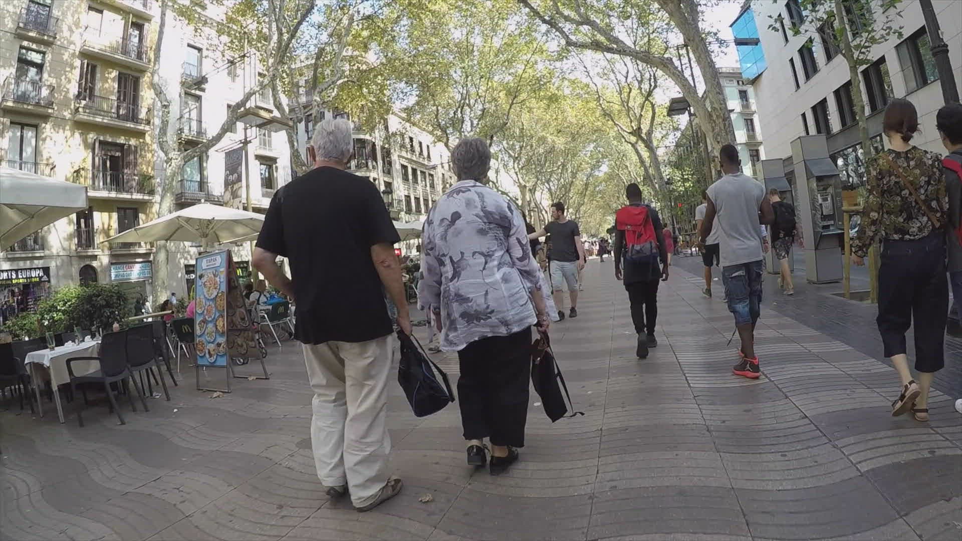 451201693 / People / Walking / Barcelona