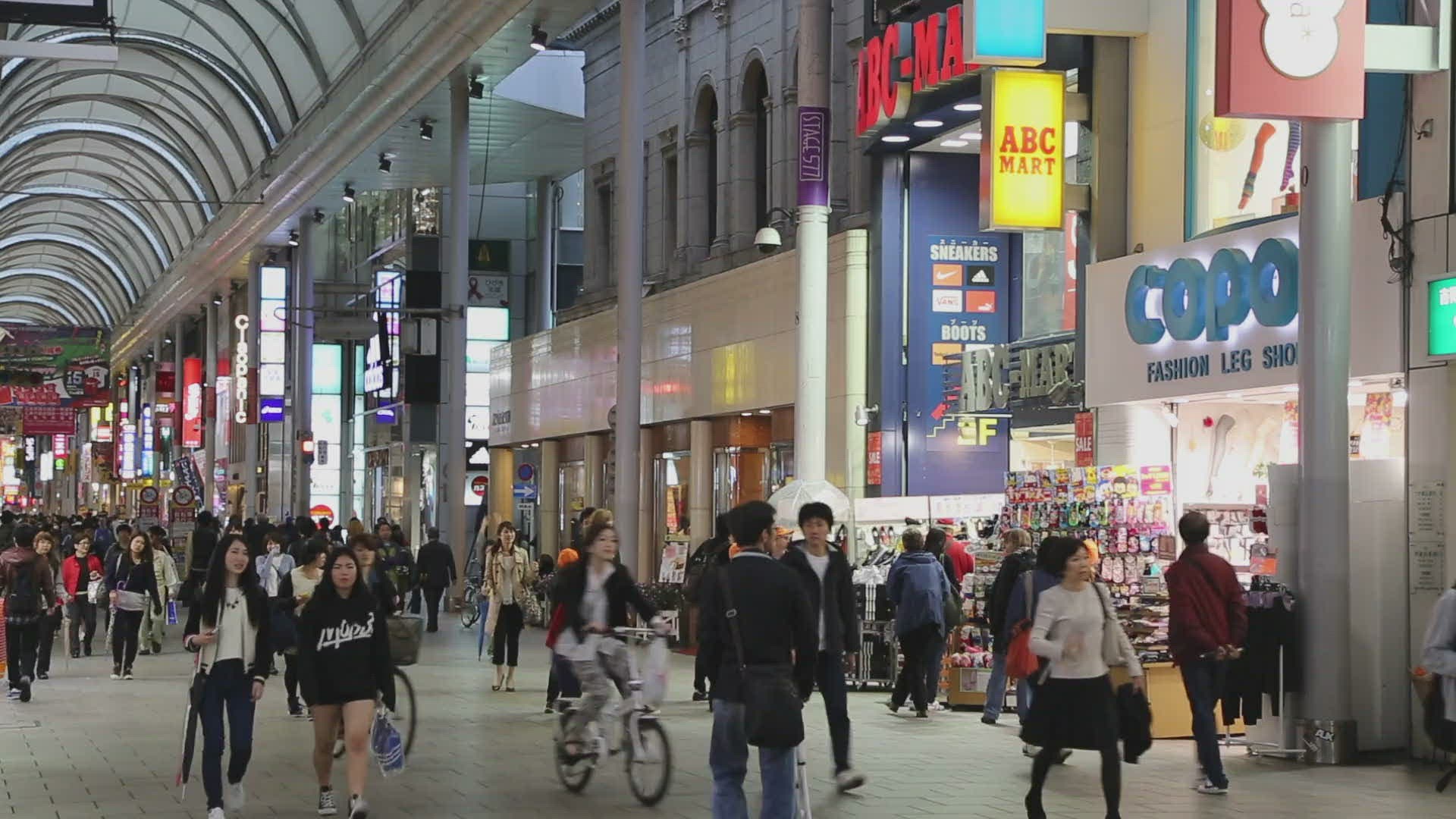 806585157 / Customer / Walking / Hiroshima