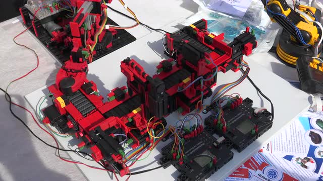 Robot with mechanical grip. 4K.