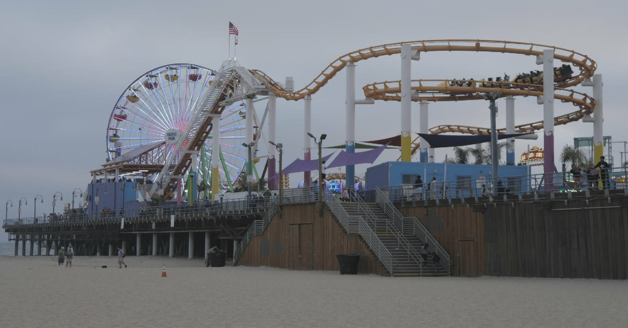 447572082 / People / Walking / Los Angeles