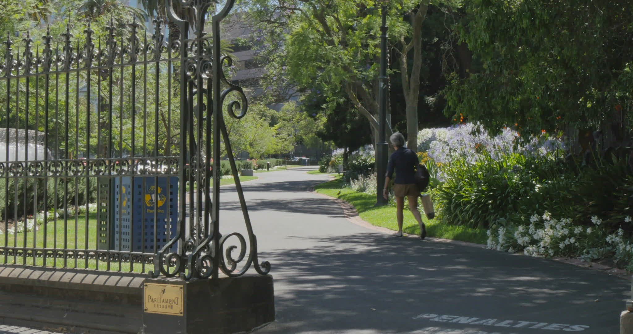 426381388 / People / Walking / Melbourne